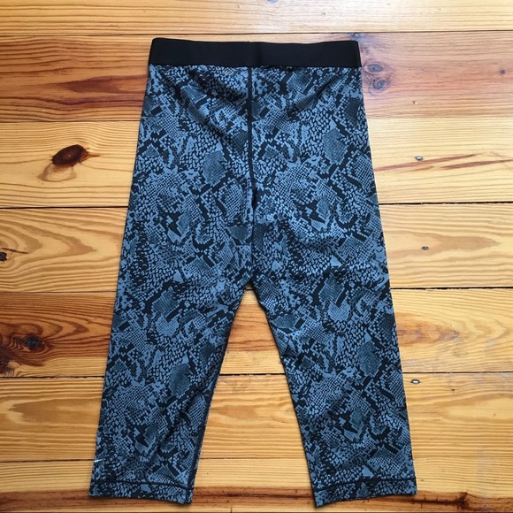 Nike Pro Gray Snakeskin Capris Leggings, EUC, M - Picture 10 of 15